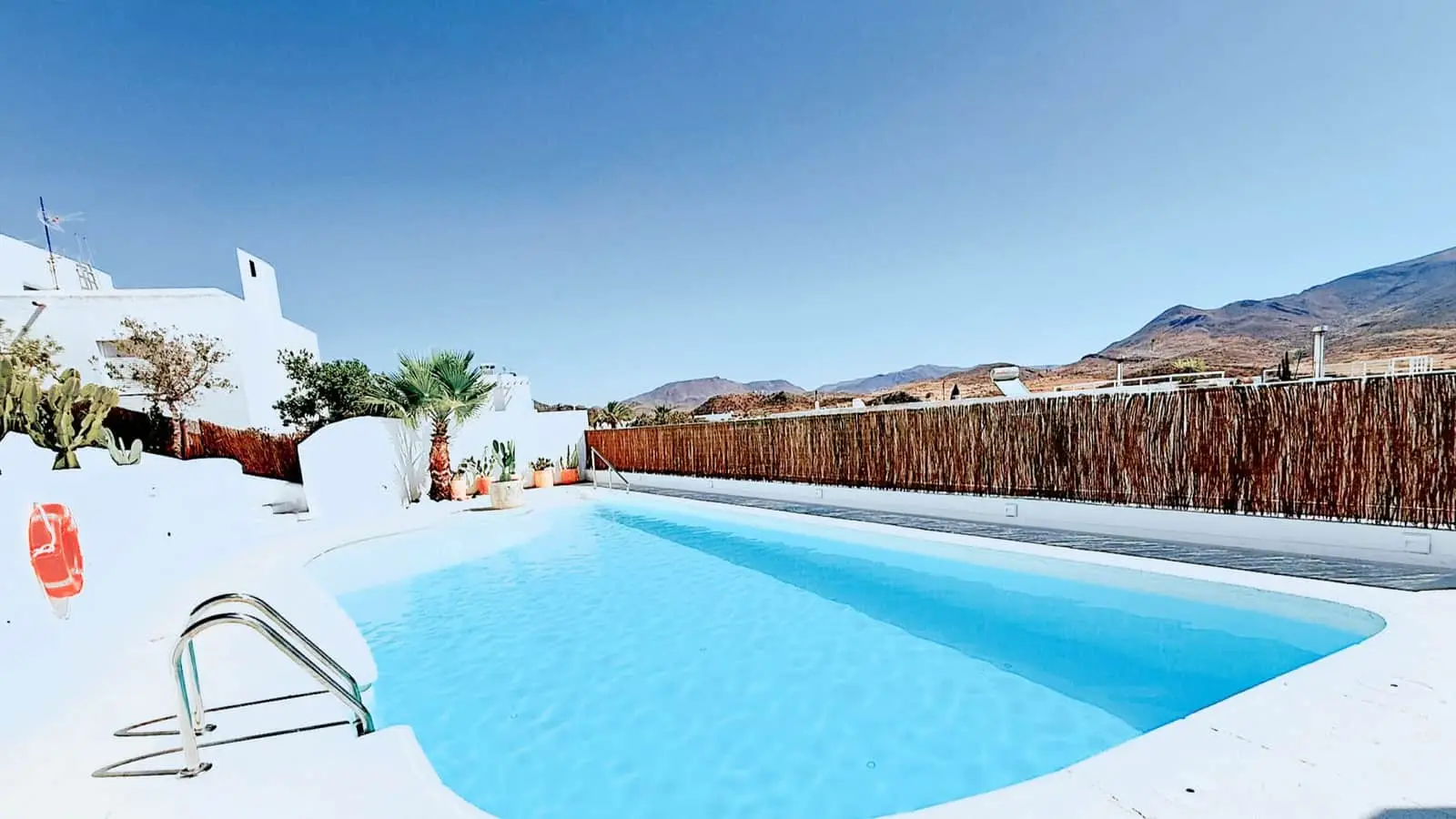Zona de piscina exclusiva del hotel